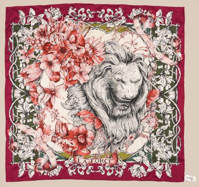 une écharpe rouge ornée d'un lion et de fleurs