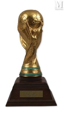 Mondial 1998. Réplique du trophée commémorant la victoire de…