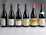 plusieurs bouteilles de vin sont alignées sur une table