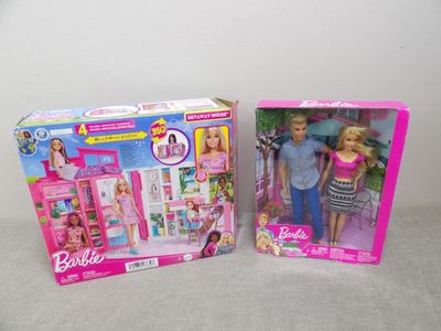 deux poupées Barbie dans une boîte et une poupée Barbie dans une boîte