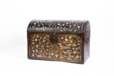 JAPON Coffret de mariage en bois peint à riche décor floral … - Photo 1