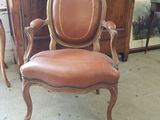 une chaise placée devant une armoire