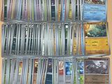 une collection de cartes à collectionner Pokémon posée sur une table