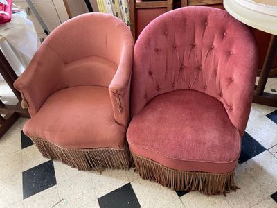 two chairs that are sitting next to each other on the floor