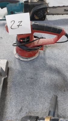 quelqu'un utilise une tronçonneuse pour couper un morceau de bois