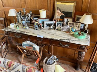 une table sur laquelle sont posés un certain nombre d'objets dans une pièce