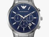 un gros plan d'une montre sur fond blanc, avec un cadran bleu
