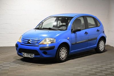 la photo d'une petite voiture bleue garée dans un garage