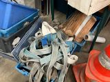 une pile d'objets hétéroclites posés sur le sol