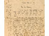 un vieux bout de papier sur lequel sont inscrits des mots, sur un fond blanc