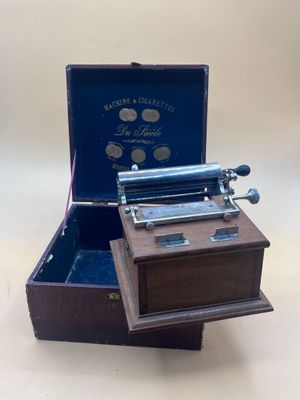 une boîte à musique contenant un instrument de musique