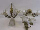 trois appliques anciennes en laiton et verre dépoli et une applique murale