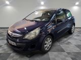 la photo d'une voiture bleue garée dans un garage