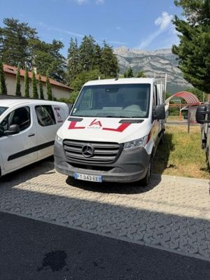 deux fourgonnettes garées l'une à côté de l'autre sur le bord de la route