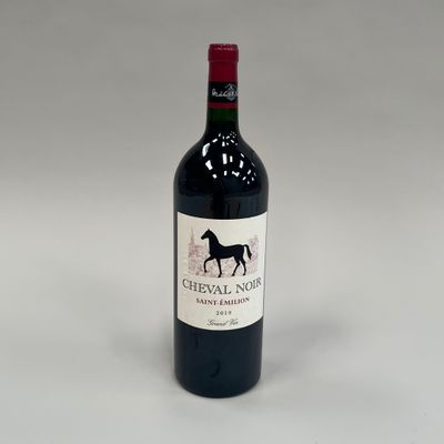 un gros plan d'une bouteille de vin sur laquelle figure un cheval