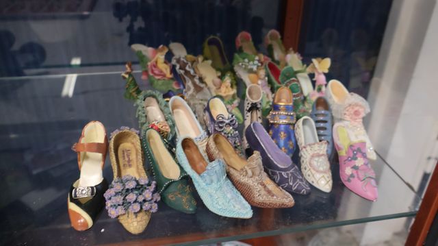 Collection de souliers en porcelaine, biscuit et certains en rési...