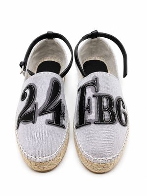 espadrilles brodées noires et blanches, ornées du chiffre 24