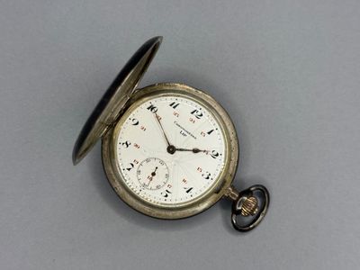 une montre de poche posée sur une table