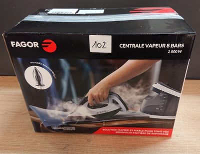 la boîte d'un bateau à vapeur en noir et blanc posée sur une table en bois