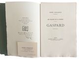 un livre ouvert sur lequel figure la photo d'un homme