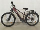 un vélo garé contre un mur