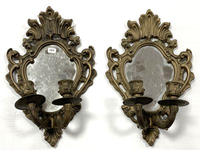 deux miroirs accrochés l'un à côté de l'autre au mur