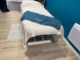 un lit sur lequel est posée une serviette, dans une chambre