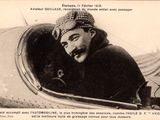 une vieille photo d'un homme assis dans le cockpit d'un avion