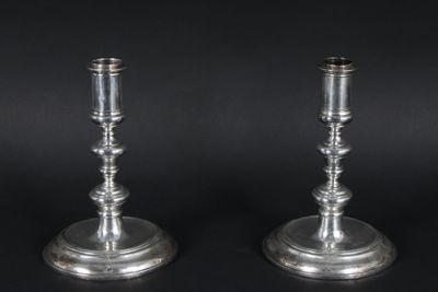 Paire de bougeoirs en argent. Ils reposent sur une base rond… - Photo 1