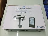 emballage d'une boîte contenant une horloge et un téléphone portable posés sur une table