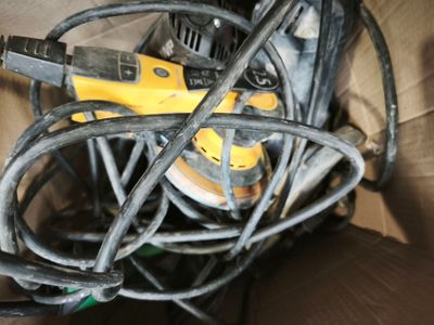 8 appareils électroportatifs MILWAUKEE comprenant scie circu…