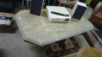 une table sur laquelle sont posées des enceintes, dans un salon