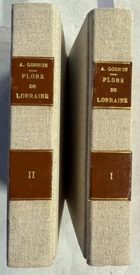 deux livres posés l'un à côté de l'autre sur une table