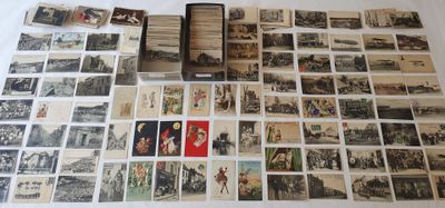 beaucoup de vieilles cartes postales sur la table