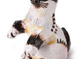 une figurine représentant un chat assis sur ses pattes arrière