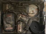 une valise contenant des outils, posée par terre