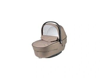 une poussette avec un siège bébé à l'intérieur, sur fond blanc