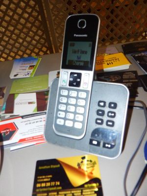 un téléphone portable posé sur une table