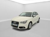 une Audi blanche dans une pièce blanche au sol blanc
