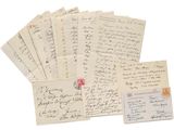 plusieurs vieilles lettres sont empilées sur une surface blanche
