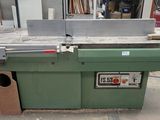 une machine posée sur une table dans une pièce