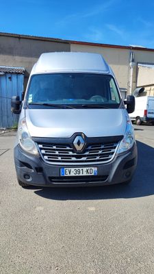 une camionnette blanche garée dans un parking