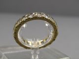 l'image d'une bague en or ornée de diamants