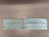 deux morceaux de feutre posés sur une surface marron