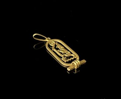 une image représentant un pendentif en or orné d'un oiseau