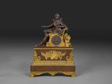 une image représentant une statue d'un homme assis au sommet d'une horloge