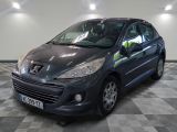 la voiture grise est garée dans le garage sur le sol en damier