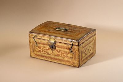 une petite boîte en bois munie d'une serrure