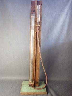 un support en bois muni de deux tubes et d'un tuyau qui y est raccordé