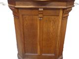 un petit podium en bois avec un plateau en verre posé sur une table